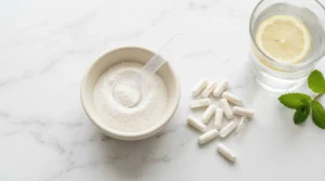 Suplemento de inositol en polvo blanco junto a cápsulas de myo-inositol y D-chiro-inositol en proporción 40:1