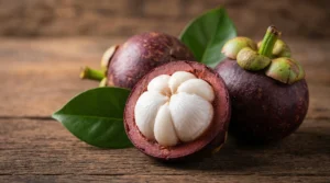 Mangostino abierto mostrando la pulpa blanca y la cáscara púrpura rica en xantonas antioxidantes