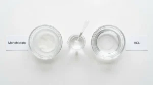 Comparación de solubilidad: creatina monohidrato con sedimento en agua vs creatina HCL completamente disuelta en agua transparente