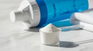 Polvo de L-glutamina en medidor de vidrio junto a shaker deportivo