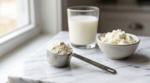 Proteína whey en polvo de suero de leche con medidor sobre superficie de mármol